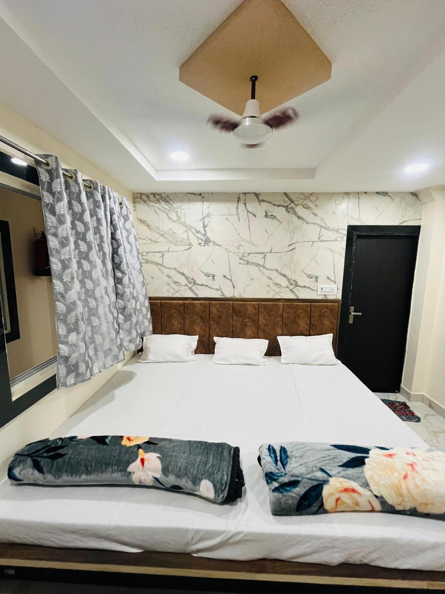 Hotel Sk Tower อุจเจน ภายนอก รูปภาพ