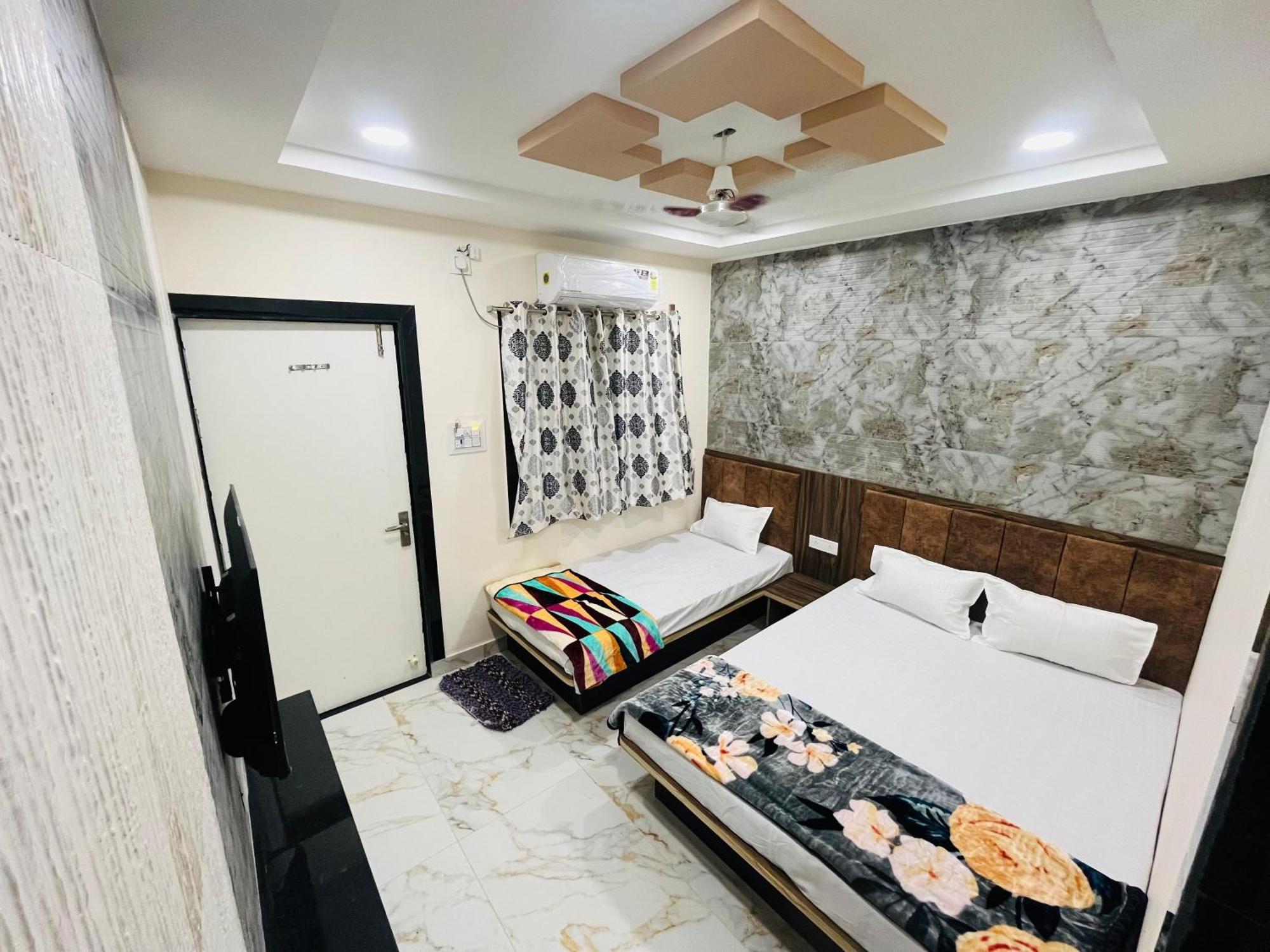 Hotel Sk Tower อุจเจน ภายนอก รูปภาพ